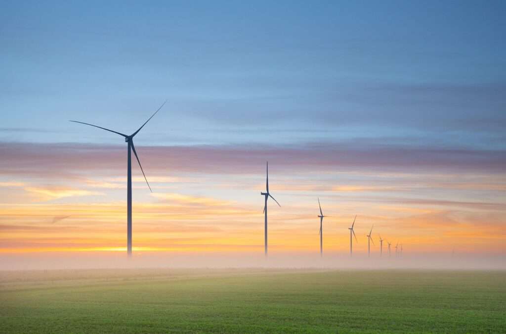 ¿Por qué el conflicto en Ormuz pone en jaque al bolsillo mundial? wind energy, wind turbines, windmills, renewable energy, nature, fog, sunrise, meadows, netherlands, landscape