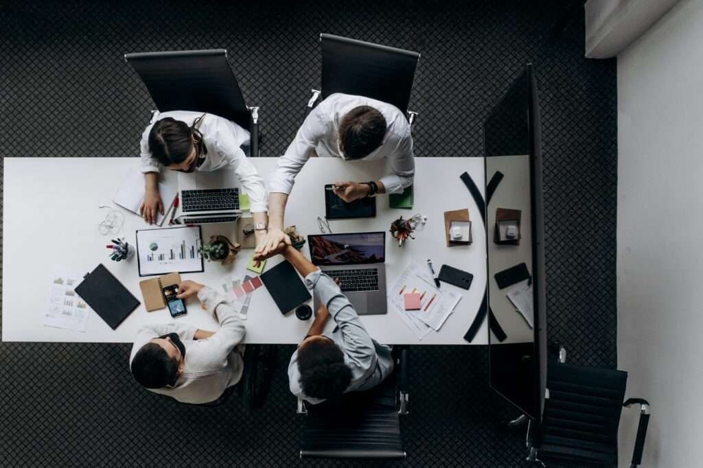 La importancia del asesor energético para hogares y empresas de Logroño High angle view of colleagues collaborating around a conference table in a modern office setting.